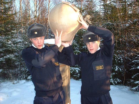 Karl Malmros and Max Jönsson with the 16 inch bomb.